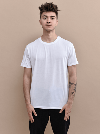 T-shirt essential Limitlex bianca con scritta sul retro.