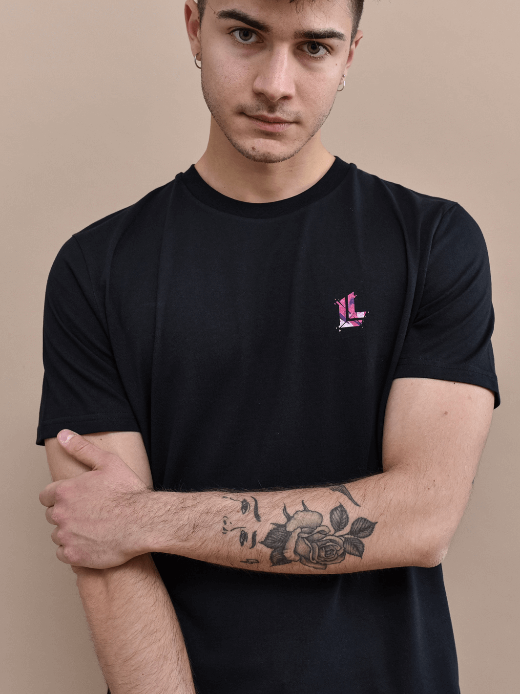 T-shirt essential nera Limitlex stampa logo lato cuore.