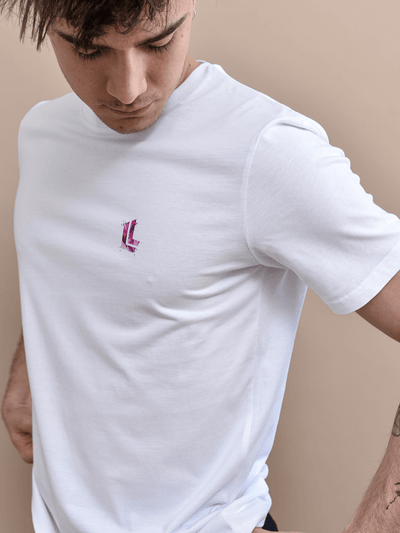T-shirt essential bianca Limitlex stampa logo lato cuore.