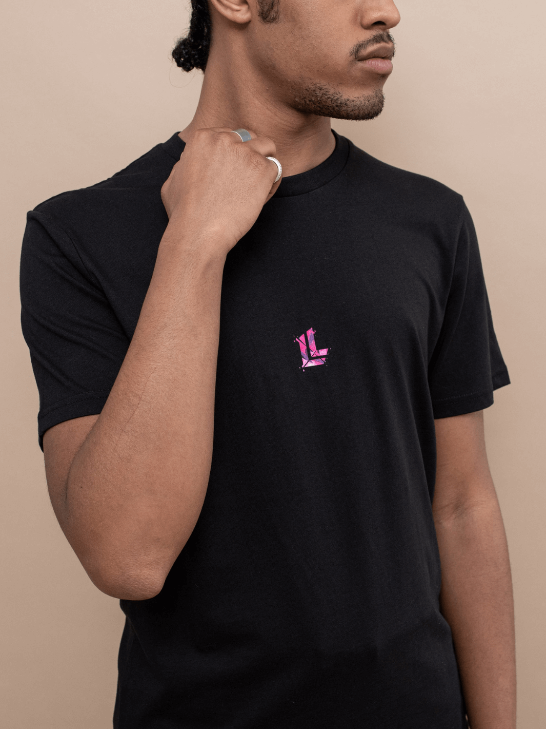 T-shirt essential Limitlex nera con logo sul petto.