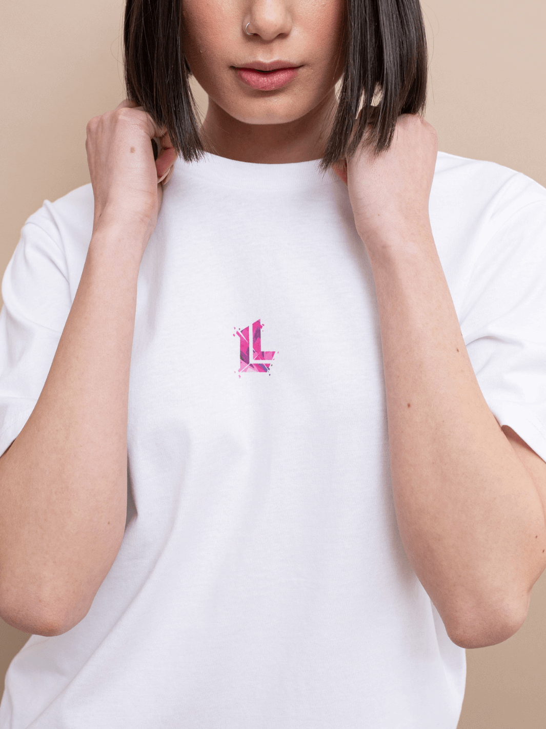 T-shirt essential Limitlex bianca con logo sul petto.