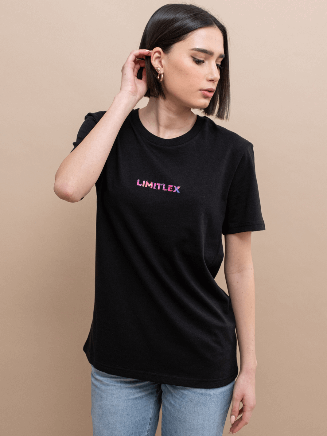 T-shirt essential nera con scritta Limitlex sul petto.