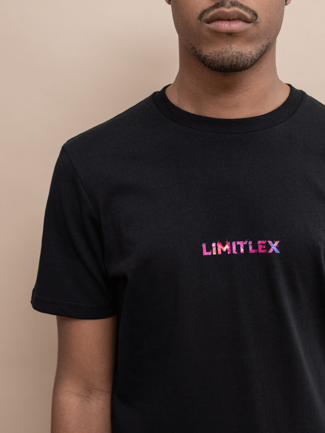 Zoom t-shirt essential nera con scritta Limitlex sul petto.