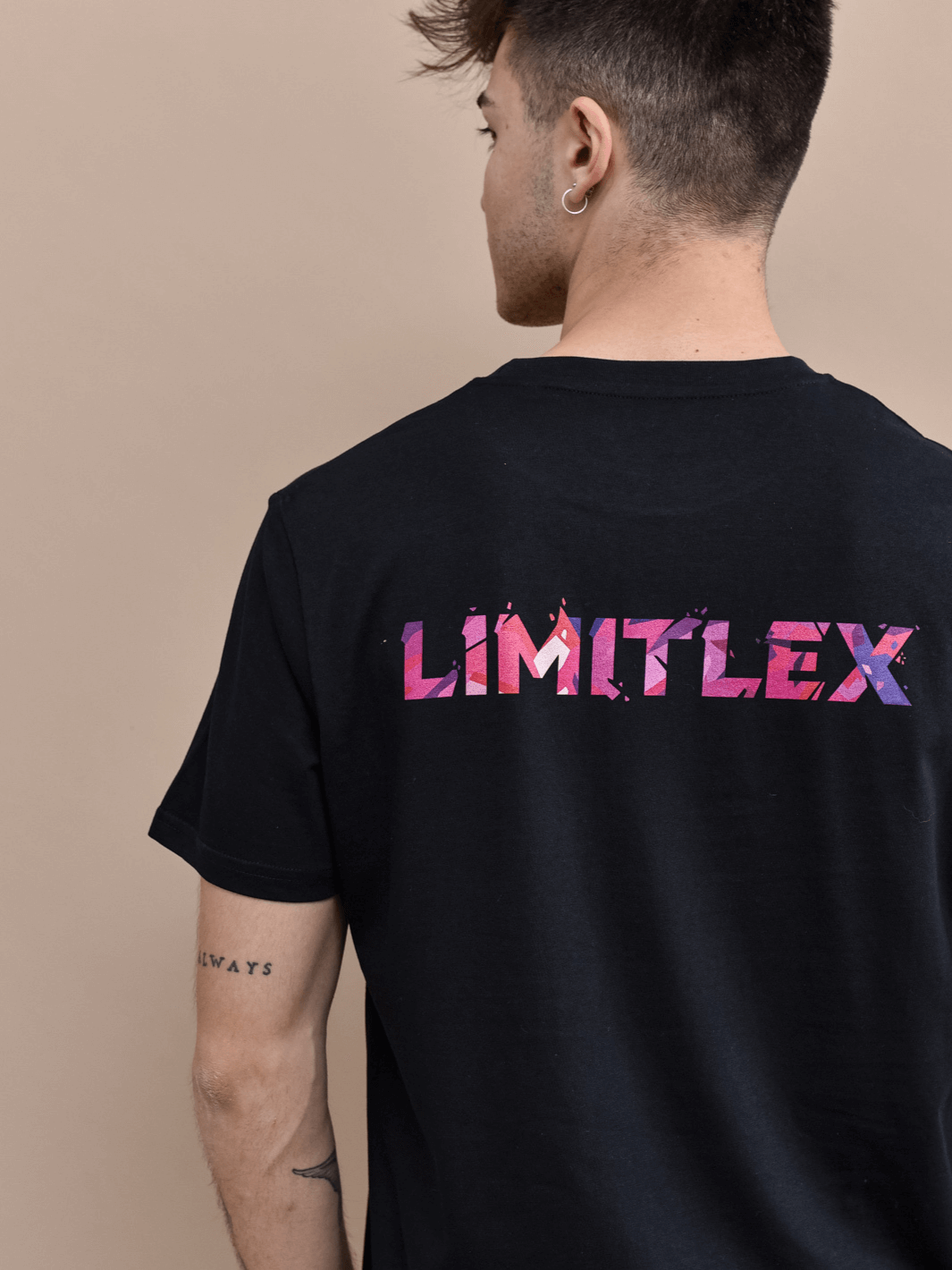 T-shirt essential Limitlex nera con scritta sul retro.